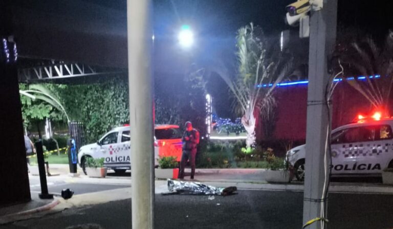 Mulher na garupa de moto mata homem a tiros em Araçatuba