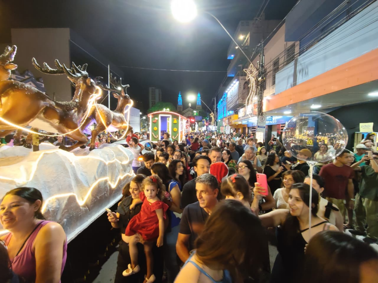 Parada de Natal leva clima natalino às ruas de Mongaguá nesta sexta-feira