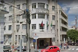 O fogo teve início por volta das 13h, quando usuários de drogas atearam fogo em papéis nas proximidades das portas do prédio