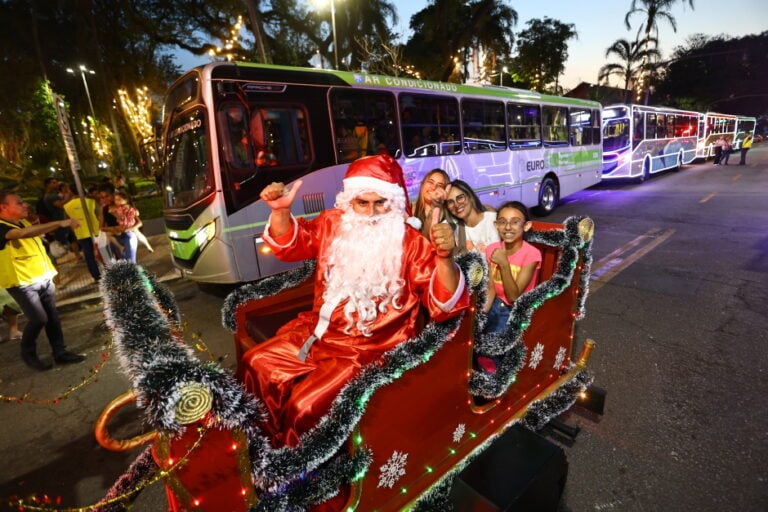 Papai Noel chega de rapel e marca abertura da iluminação de Natal em São José