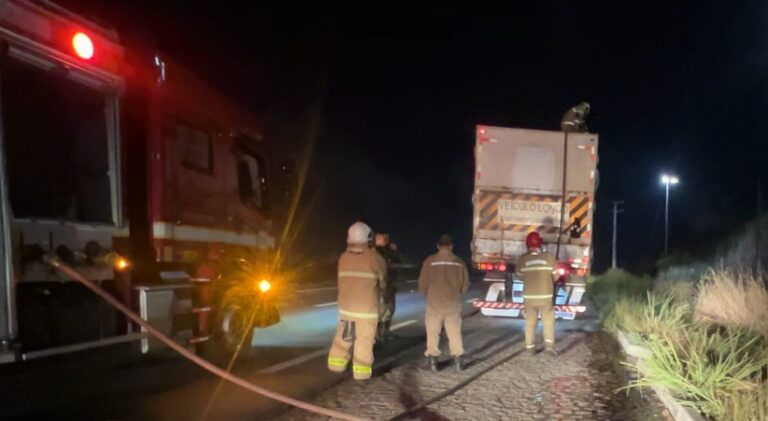 Incêndio em carga de cana-de-açúcar mobiliza Bombeiros