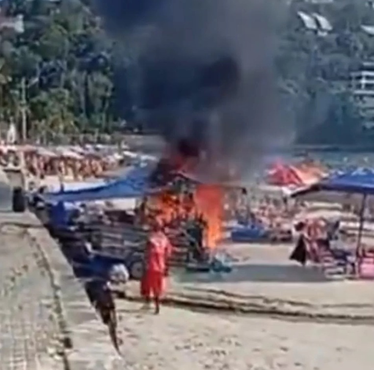 Carrinho de frutos do mar pega fogo e banhistas usam areia para apagar incêndio; VÍDEO
