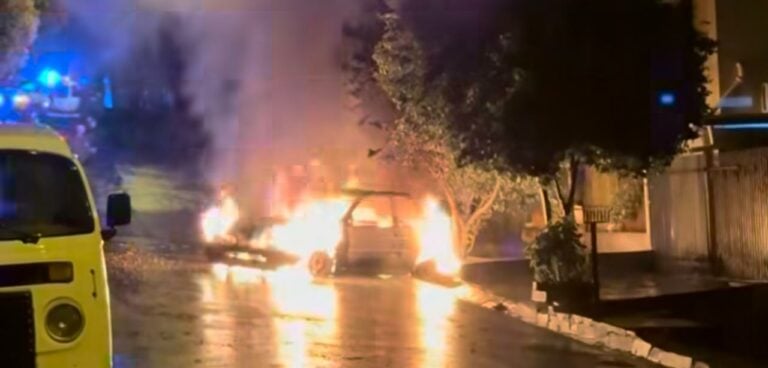 Mulher põe fogo no carro do companheiro após discussão