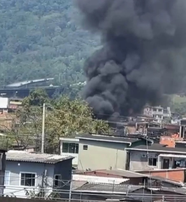 Incêndio em comunidade da Vila Esperança destrói 12 casas em Cubatão; 11 pessoas foram atendidas pelo SAMU
