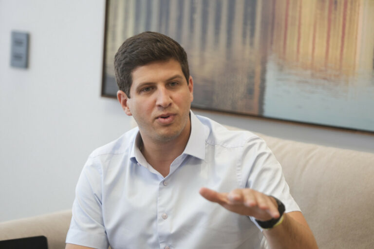 João Campos nomeia paraibano aprovado em concurso após polêmica com reclassificação