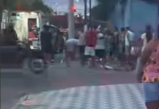 Motociclista fica ferida e é socorrida inconsciente após colisão com carro em São Vicente