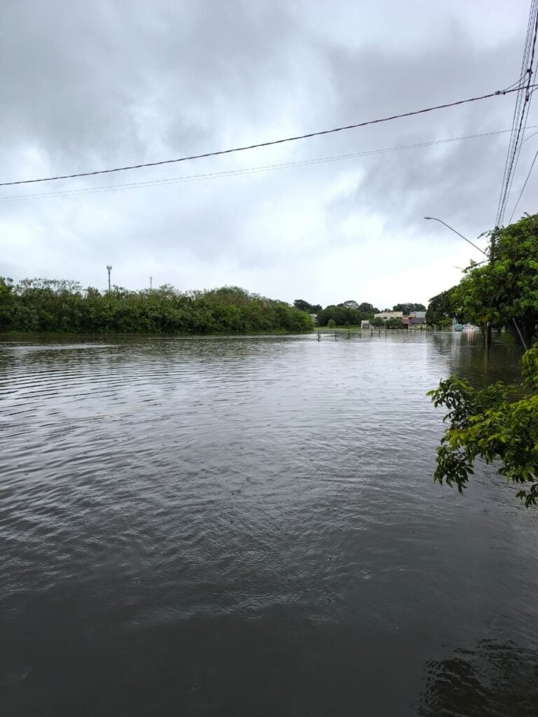 Chuva provoca alagamentos e deixa moradores ilhados