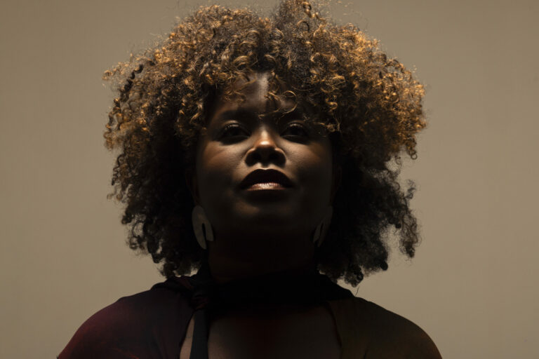 Ludom condensa seu percurso no mundo em novo disco, autointitulado, e abraça a vulnerabilidade como resistência