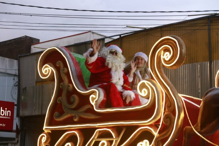 Desfile de Natal percorre bairros de Taubaté nesta terça (23); veja a programação
