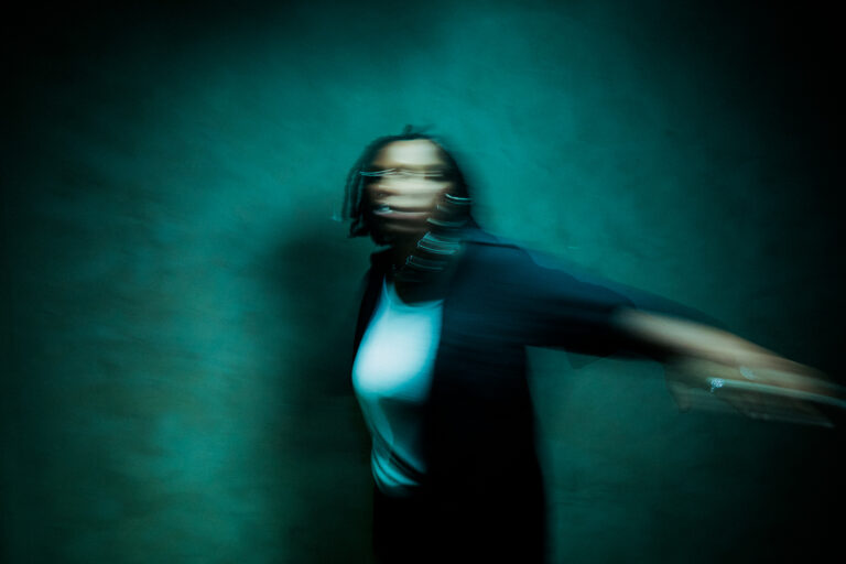 MAHMUNDI lança “Bem-vindos de Volta”, álbum que revisita sonoridades que marcaram sua trajetória