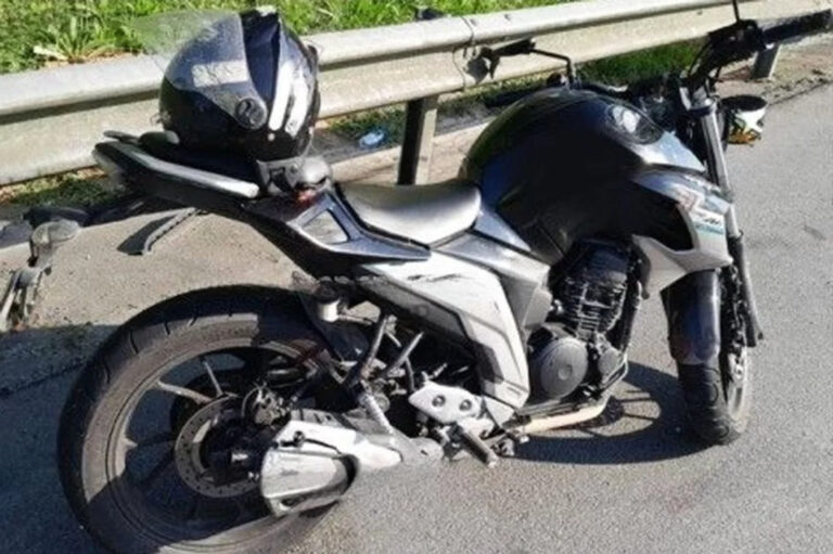 Motociclista perde controle da moto, colide com defensa e fica em estado grave; garupa não resistiu
