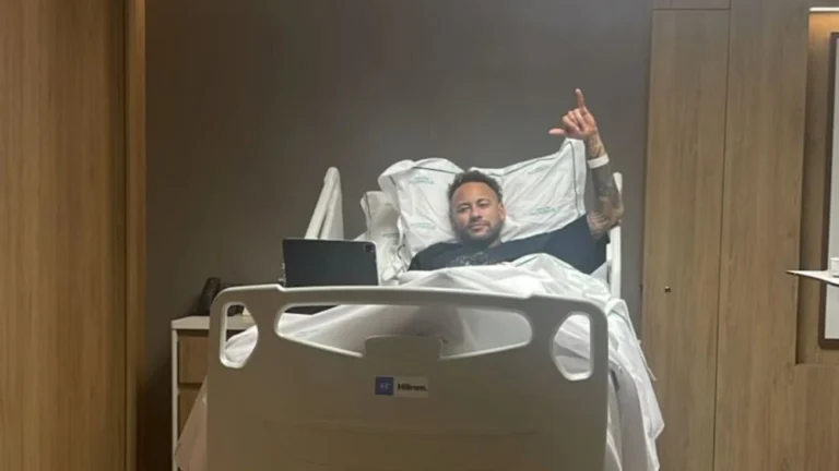 Neymar passa por cirurgia para corrigir lesão no joelho e recebe alta