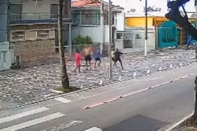 Casal é assaltado por trio no calçadão da orla de Pitangueiras, em Guarujá; VÍDEO