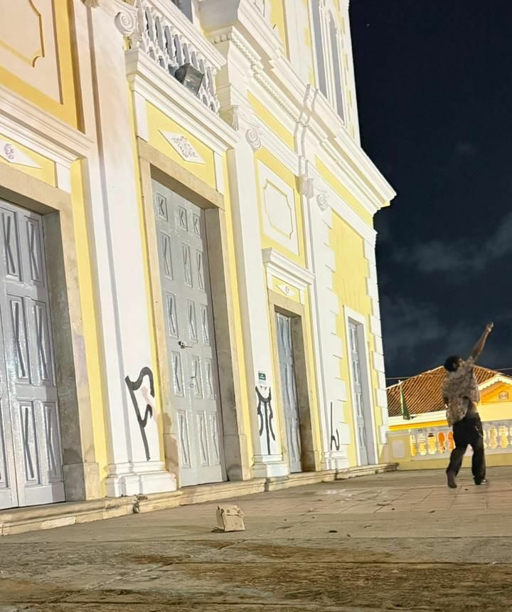 Homem é flagrado vandalizando igreja no Centro Histórico de João Pessoa
