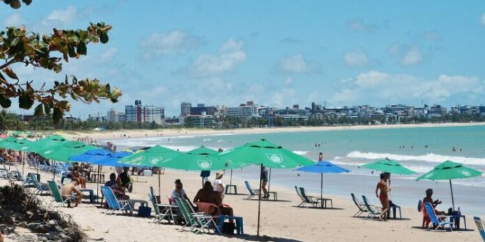 João Pessoa amplia fiscalização para coibir abusos no aluguel de guarda-sóis na orla