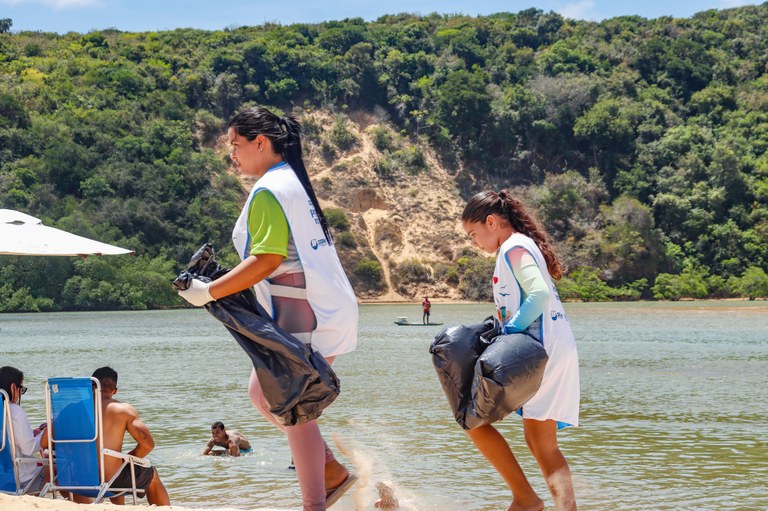 As ações incluem limpeza das praias, educação ambiental, distribuição de sacolas biodegradáveis e atividades para crianças