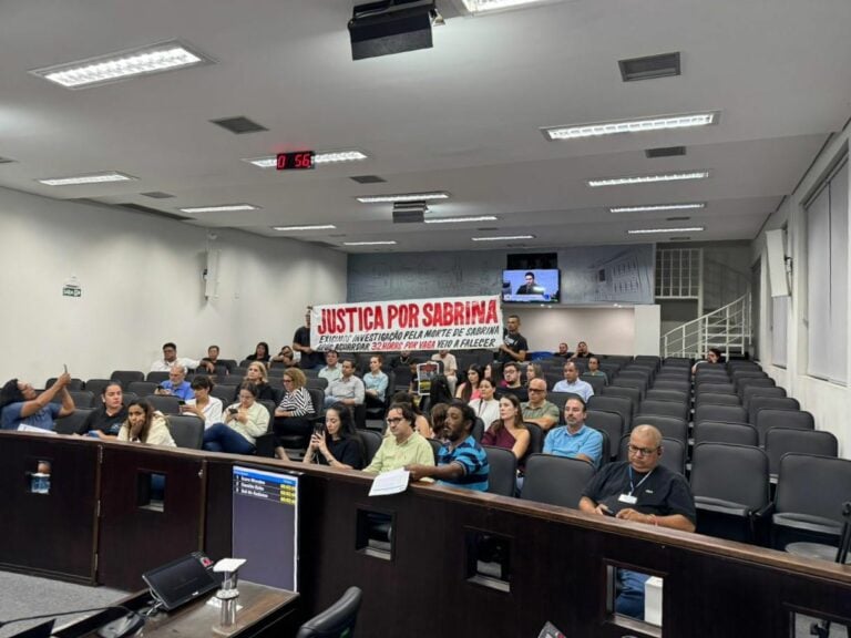 Morte de jovem após 32h de espera gera protesto na Câmara