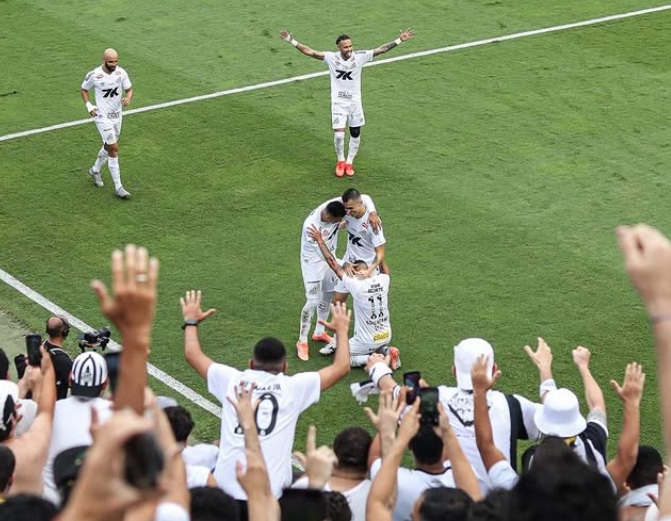 Santos vence Cruzeiro com dois de Thaciano e garante vaga na Sul-Americana