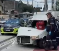 Caminhão dos Correios e utilitário se envolvem em acidente em Santos; uma pessoa ficou ferida