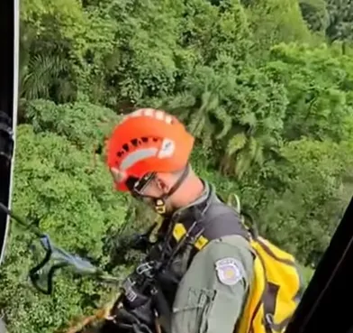 Trilheiros perdidos em cachoeira são resgatados pelo Águia da PM em Cubatão