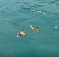 Banhista é salvo por guarda-vidas após ser arrastado pela correnteza em Guarujá; VÍDEO