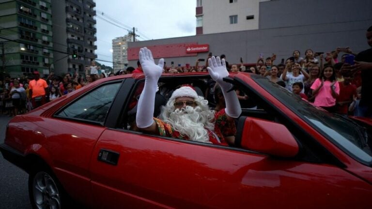Primeira Parada de Natal leva magia da melhor época do ano a São Vicente; VÍDEO