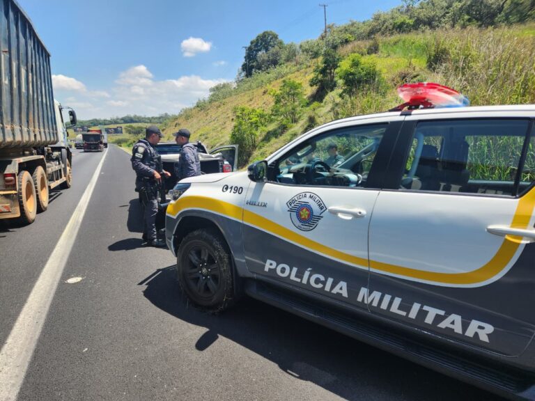Veículo tinha adesivo cobrindo a placa original e ligação direta na ignição. Suspeito, que já tem passagem pela polícia, foi detido em flagrante
