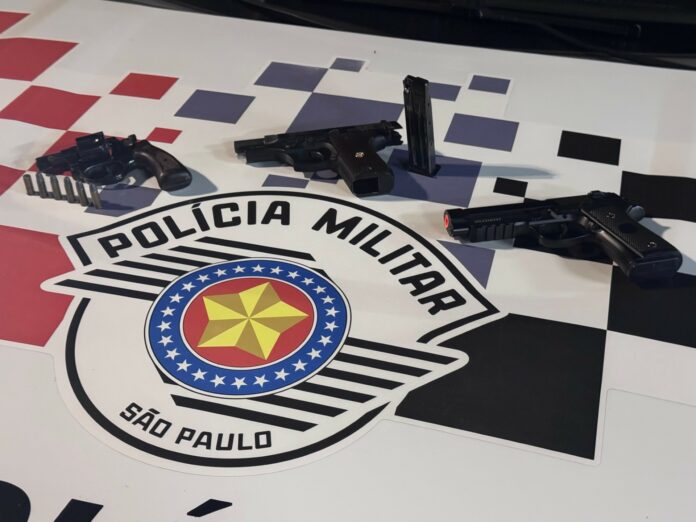 PM apreende verdadeiro arsenal dentro de carro suspeito na véspera de Ano Novo