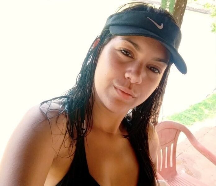 Velório reúne familiares de jovem de 21 anos morta a tiros pelo companheiro