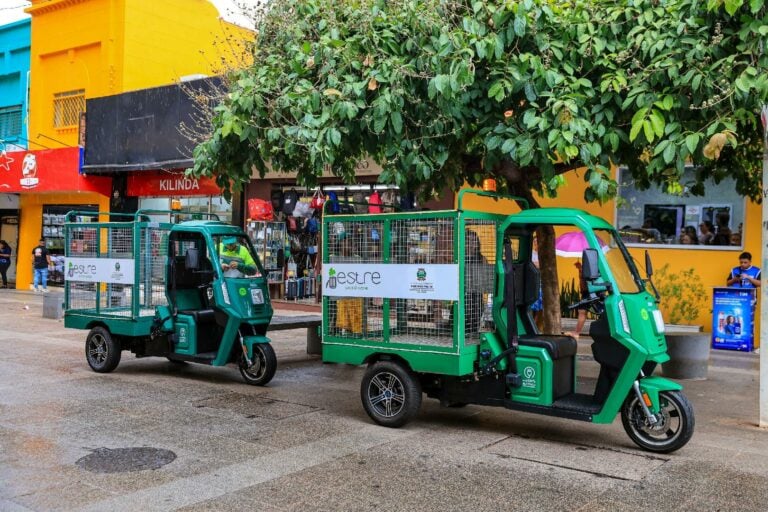 Centro ganha reforço na limpeza com frota de tuktuks elétricos