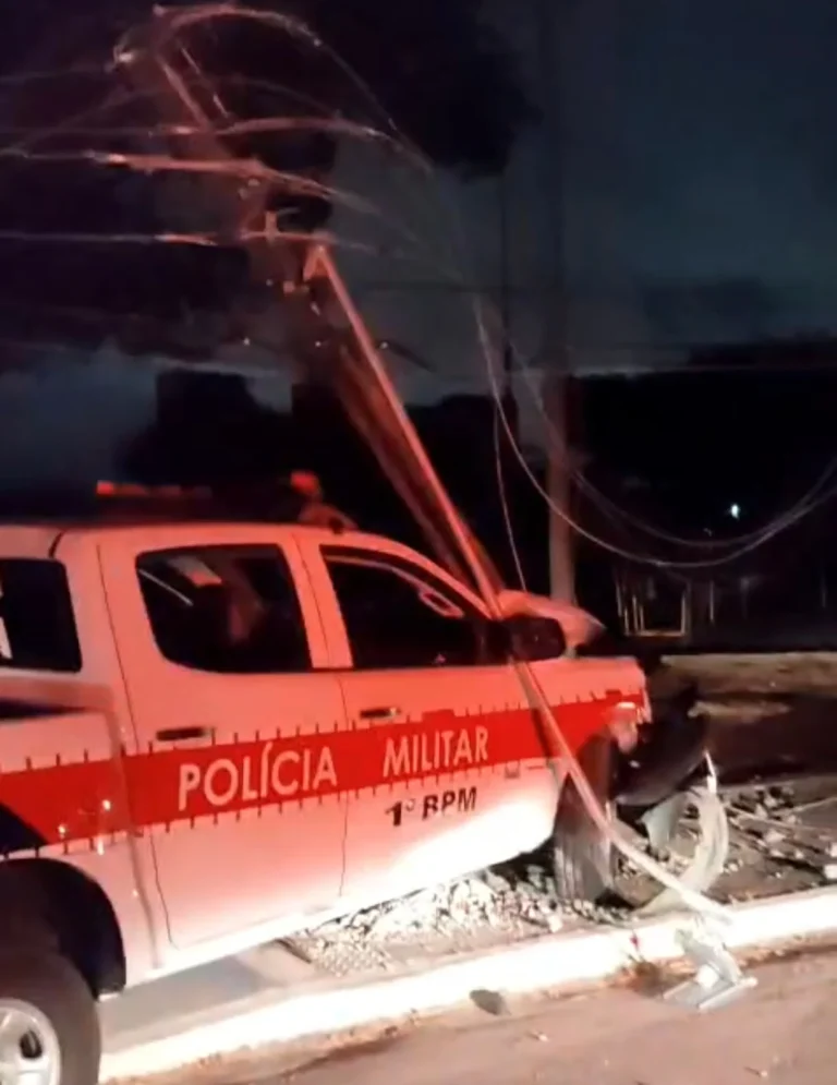 Viatura da PM bate em poste e deixa dois policiais feridos em João Pessoa