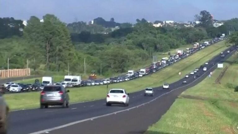 Casal morre em colisão entre carro e caminhão na SP-310