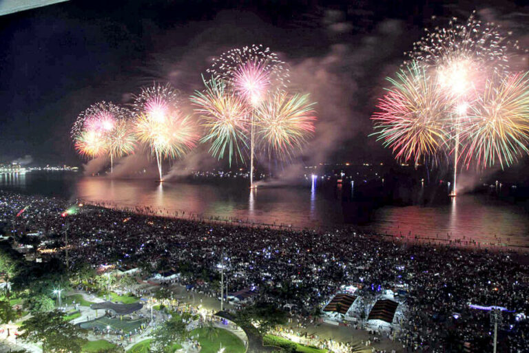 Cidades do litoral paulista competem por turistas com novidades em shows