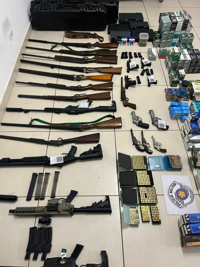 Homem preso com mais de 20 armas e 11 mil munições em casa
