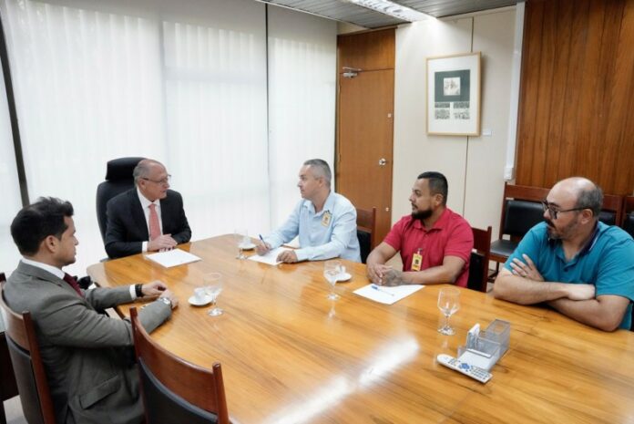 Alckmin anuncia empenho do governo em contrato de R$ 900 milhões para socorrer a Avibras Alckmin anuncia empenho do governo em contrato de R$ 900 milhões para socorrer a Avibras