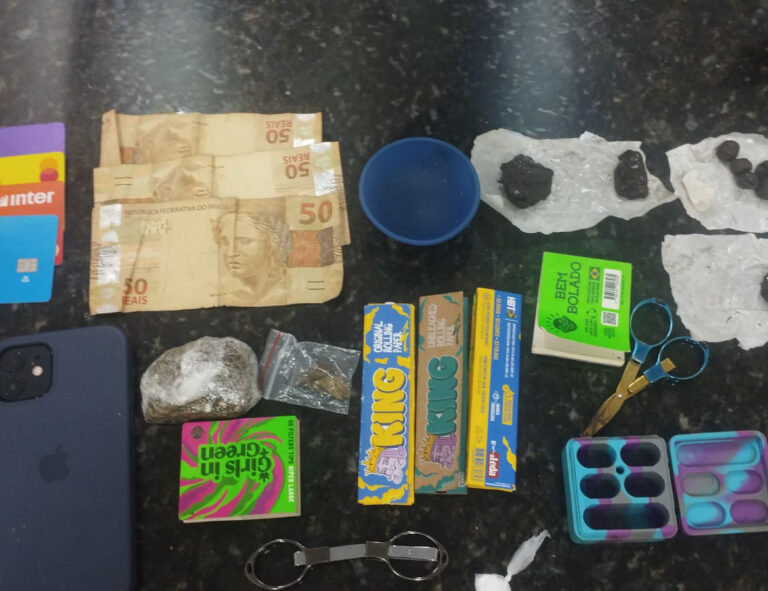 Dupla é presa por tráfico de drogas em frente a posto de saúde em São Sebastião