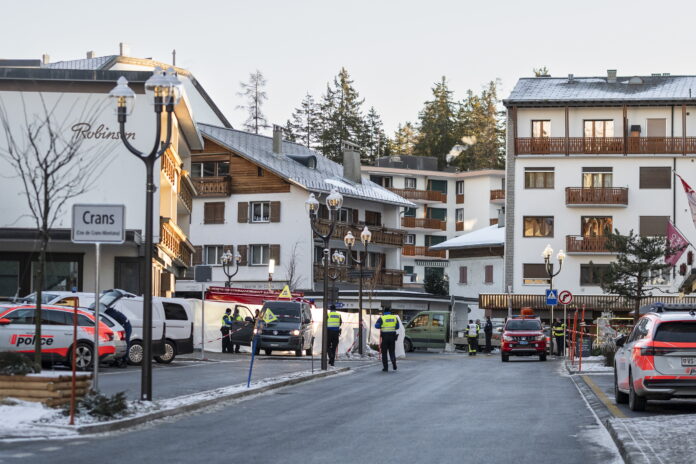 Policiais estão próximos ao local onde um incêndio começou no bar e lounge Le Constellation, após uma explosão na madrugada da véspera de Ano Novo, em Crans-Montana, Suíça | EFE/EPA/ALESSANDRO DELLA VALLE