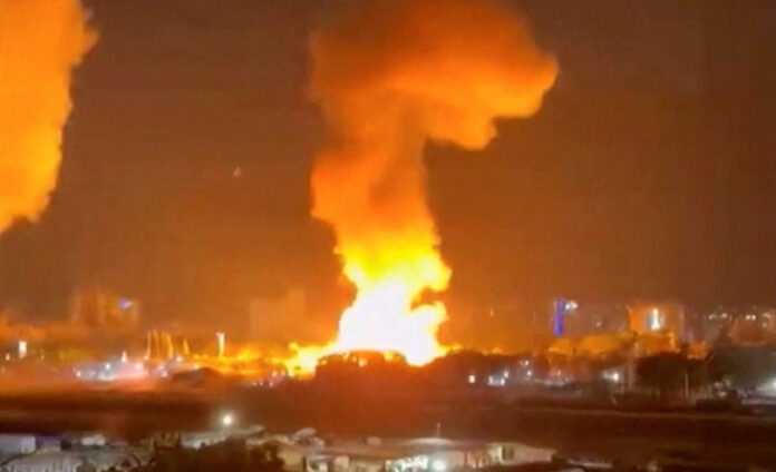 Fumaça sobe de explosões em Caracas, Venezuela, 3 de janeiro de 2026, nesta captura de tela obtida de um vídeo da Reuters. Vídeo obtido pela Reuters/via REUTERS