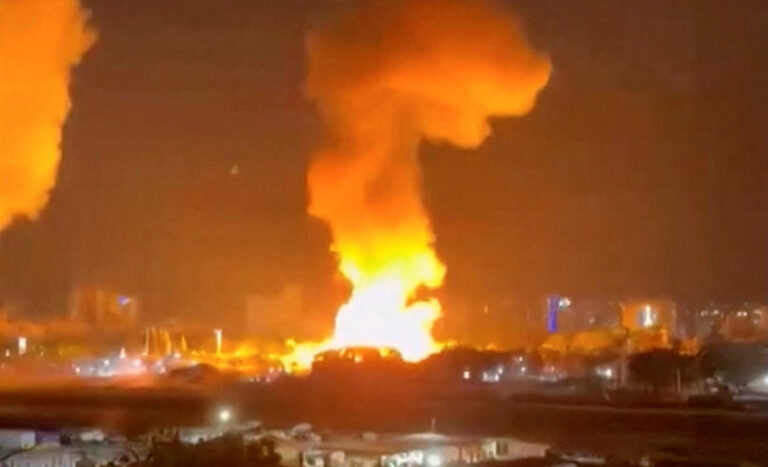 Fumaça sobe de explosões em Caracas, Venezuela, 3 de janeiro de 2026, nesta captura de tela obtida de um vídeo da Reuters. Vídeo obtido pela Reuters/via REUTERS