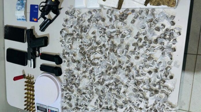 Apreensão serra branca Com eles, a Polícia Militar apreendeu dois revólveres, mais de 30 munições e diversas embalagens de maconha