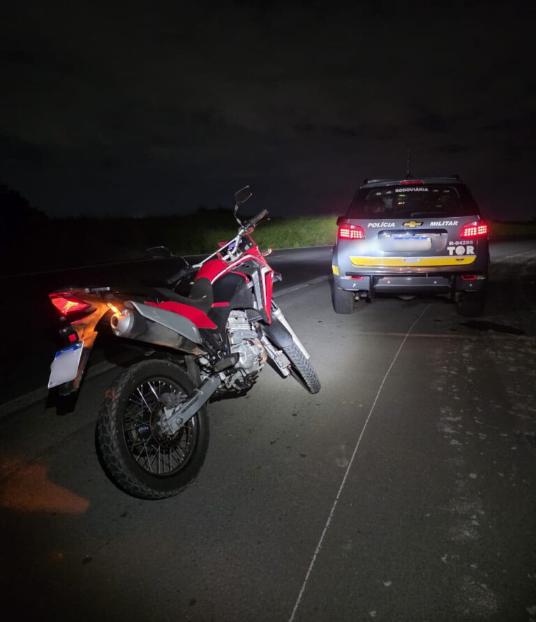 Dois homens são presos por tráfico após arremessar sacola com maconha da moto