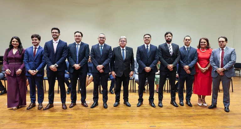 João Azevêdo empossa novos procuradores e auditores de contas na PB