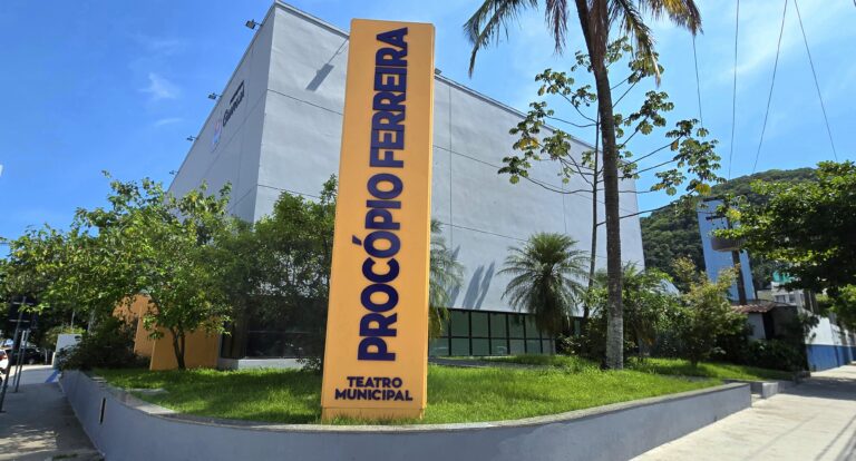 Entregas de obras na área da saúde, cultura e títulos habitacionais marcam Dia de Santo Amaro, em Guarujá