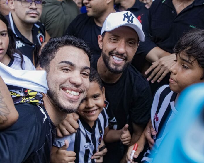 O reforço do Botafogo-PB para a temporada 2026 foi recebido por torcedores do clube, que acompanharam a chegada do jogador após a confirmação