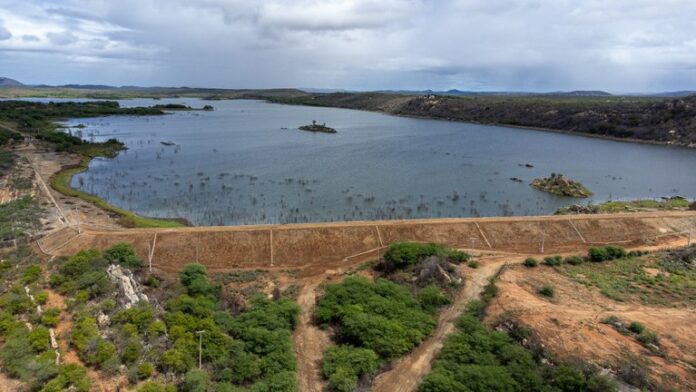 O levantamento mais recente aponta ainda que apenas dois reservatórios estão sangrando. Outros 12 apresentam volume considerado normal