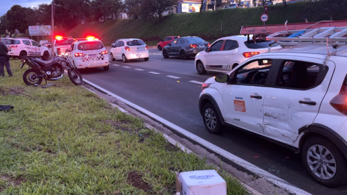 Acidente entre carro e moto deixa PM ferido na Avenida Lix da Cunha