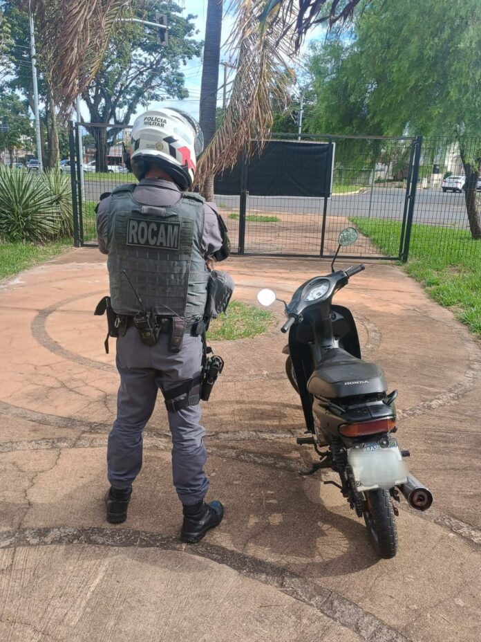 Polícia prende motorista que andava com moto 