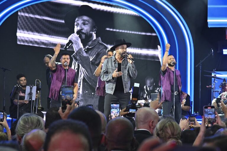 Baile Oficial da Cidade de Santos celebra aniversário com Alexandre Pires