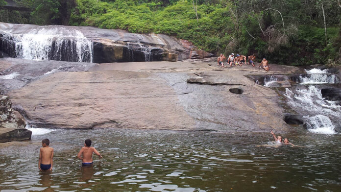 Trio é preso após agredir e assaltar banhistas na trilha da Cachoeira do Prumirim, em Ubatuba