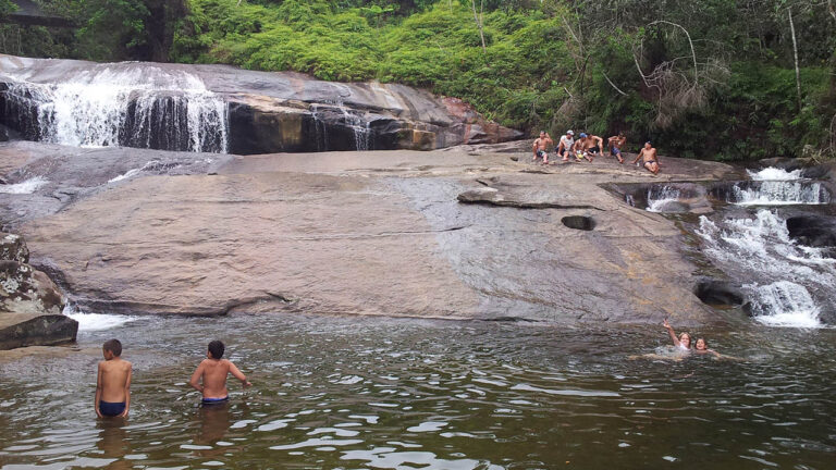 Trio é preso após agredir e assaltar banhistas na trilha da Cachoeira do Prumirim, em Ubatuba